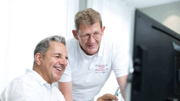 zwei Ärzte schauen auf einen Monitor