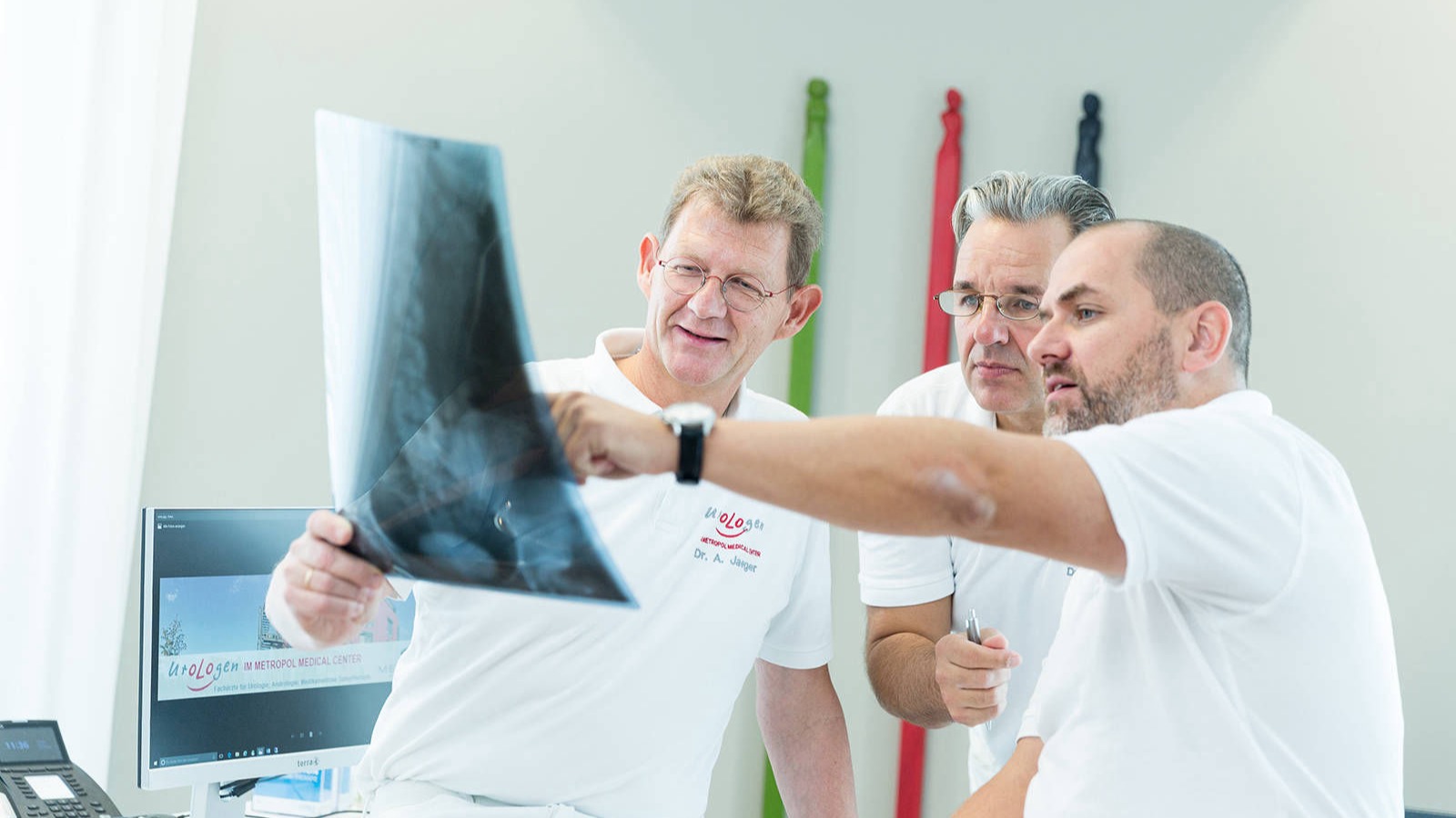 Dr. Andreas Jaeger, Dr. Kian Momeni, Dr. Hans Strasser begutachten ein Röntgenbild