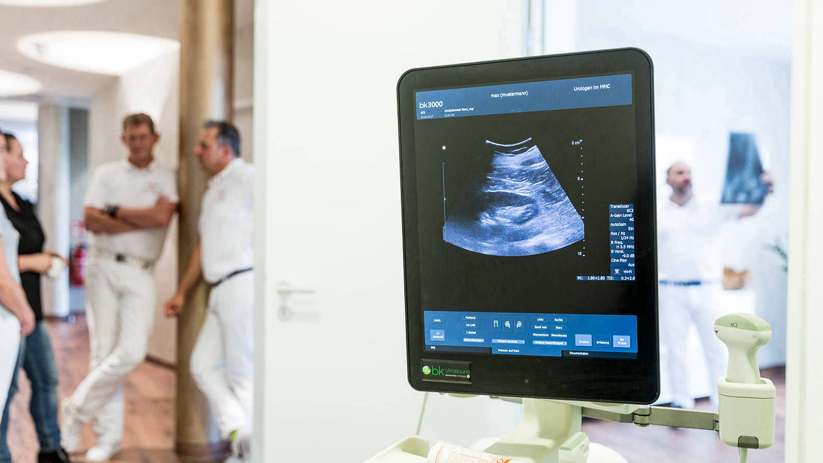 Ultraschallgerät und Ärzte unscharf im Hintergrund